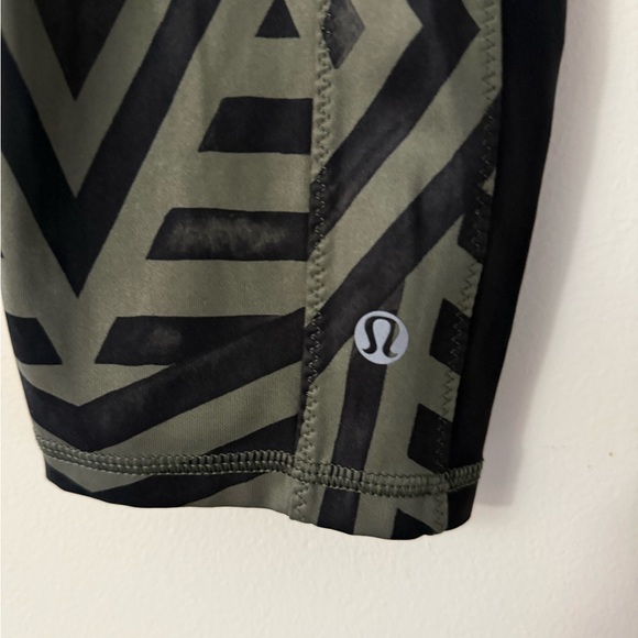 Lululemon Run: Inspire Crop II All Full-On Luxtreme, size 4, Chevron Shuffle - Picture 3 of 3